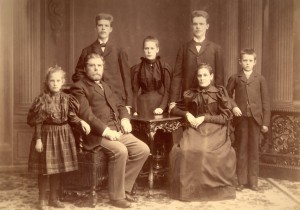 Jöns och Anna Tullander och deras barn Adele, Constantin, Eugenie, Woldemar, Alexander. 1896