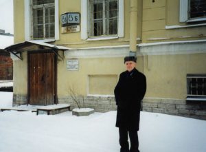 Georg utanför sitt barndomshem i S:t Petersburg 1998