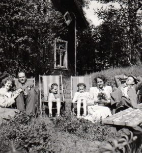 Siesta i bersån på Fågelsången. Inga, Boris, Agneta, Christel, Gunnel, Georg