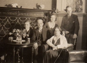 Familjen hemma på Odengatan. 1930