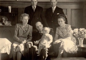 70-årsdag. Boris, Georg, Gunnel, Costja, Christel, KIckan. 1947