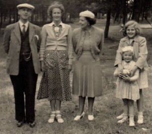 Höllviken 1950. Gösta, Gunnel, Nony, Harriet, Christel 