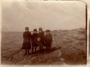 Stranden på Råå 1918. Boris, Margareta, okänd, Georg