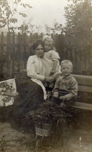 Strelna 1911. Manja, Boris, Margareta